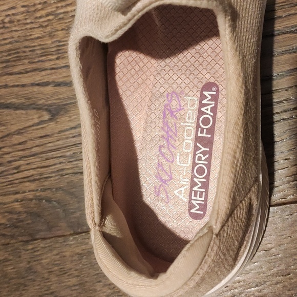 Sketchers Slip on Runners size 9.5 - Picture 2 of 4